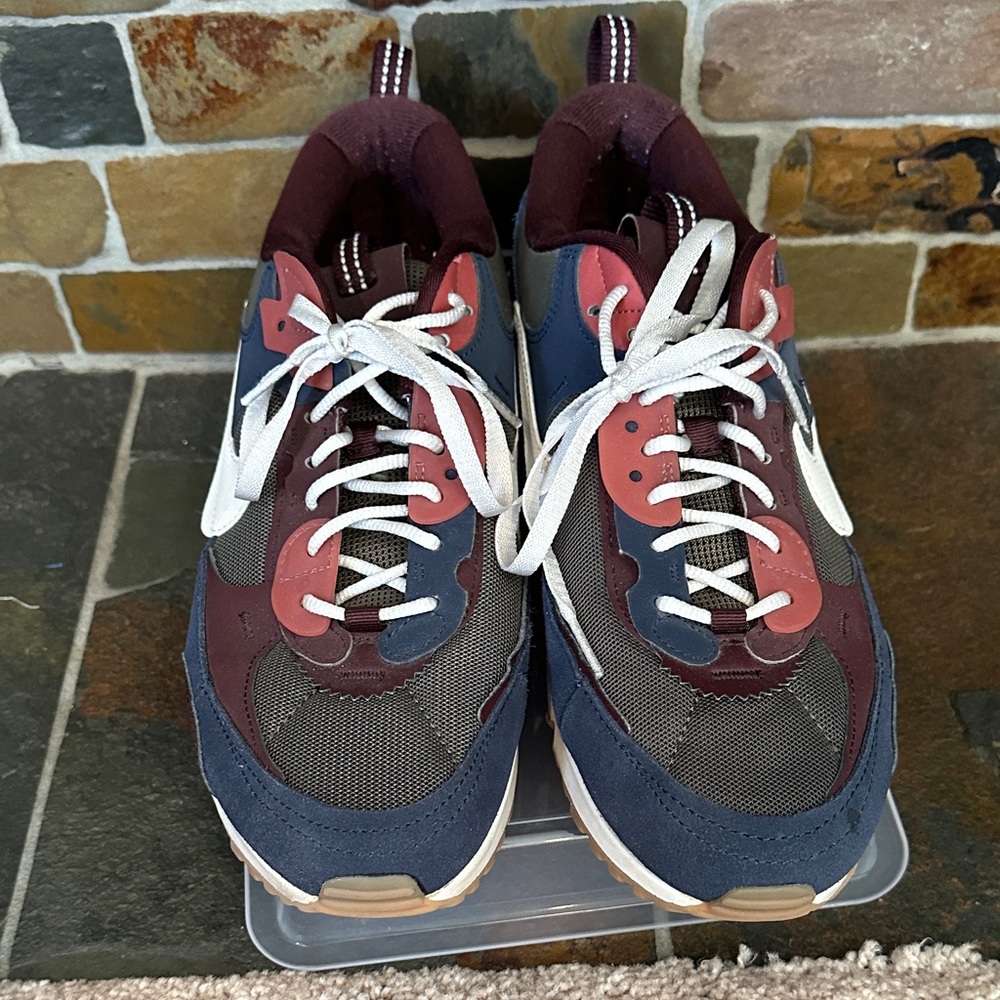 Women's Nike Air Max 90 Futura midnight navy, olive  and Burg.  Sneakers sz 10.5